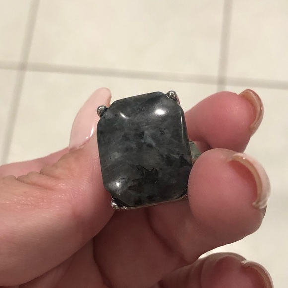 Stone size 8 ring - Picture 2 of 7